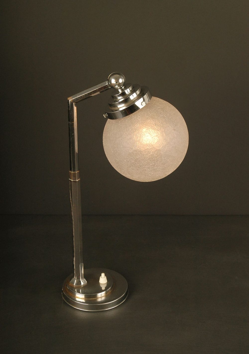 Lampe De Table Ou De Bureau Art Deco En Laiton Nickele Et Globe En Verre Moule Craquele Lighting Deco Luminaires