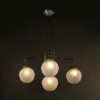 GRAND LUSTRE ART DÉCO FERRONNERIE D'ART ET VERRE MOULÉ-PRESSÉ – Image 2