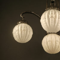 GRAND LUSTRE ART DÉCO FERRONNERIE D'ART ET VERRE MOULÉ-PRESSÉ – Image 4