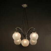 GRAND LUSTRE ART DÉCO FERRONNERIE D'ART ET VERRE MOULÉ-PRESSÉ – Image 6