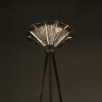 GRAND LUSTRE ART DÉCO FERRONNERIE D'ART ET VERRE MOULÉ-PRESSÉ – Image 7