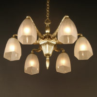 HETTIER ET VINCENT : LUSTRE ART DÉCO EN BRONZE ET VERRE MOULÉ DÉPOLI BLANC – Image 2