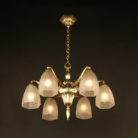 HETTIER ET VINCENT : LUSTRE ART DÉCO EN BRONZE ET VERRE MOULÉ DÉPOLI BLANC