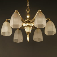 HETTIER ET VINCENT : LUSTRE ART DÉCO EN BRONZE ET VERRE MOULÉ DÉPOLI BLANC – Image 4