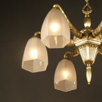 HETTIER ET VINCENT : LUSTRE ART DÉCO EN BRONZE ET VERRE MOULÉ DÉPOLI BLANC – Image 5