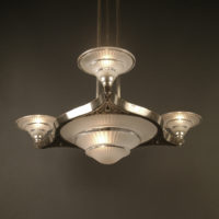 GRAND LUSTRE ART DÉCO DESVIGNES BRONZE NICKELÉ ET VERRE MOULÉ-PRESSÉ – Image 2