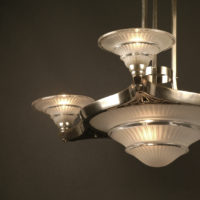 GRAND LUSTRE ART DÉCO DESVIGNES BRONZE NICKELÉ ET VERRE MOULÉ-PRESSÉ – Image 3