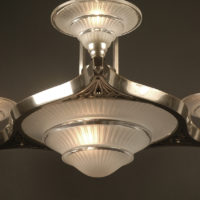 GRAND LUSTRE ART DÉCO DESVIGNES BRONZE NICKELÉ ET VERRE MOULÉ-PRESSÉ – Image 6
