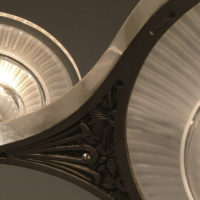 GRAND LUSTRE ART DÉCO DESVIGNES BRONZE NICKELÉ ET VERRE MOULÉ-PRESSÉ – Image 9