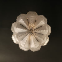 GRAND PLAFONNIER ART DÉCO LAITON REPOUSSÉ ARGENTÉ ET VERRE MOULÉ-PRESSÉ – Image 3