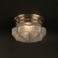 GRAND PLAFONNIER ART DÉCO LAITON REPOUSSÉ ARGENTÉ ET VERRE MOULÉ-PRESSÉ – Image 4