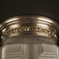 GRAND PLAFONNIER ART DÉCO LAITON REPOUSSÉ ARGENTÉ ET VERRE MOULÉ-PRESSÉ – Image 6