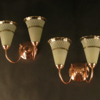 PAIRE D’APPLIQUES DOUBLES EN LAITON CUIVRÉ ET VERRE GRANITÉ DES ANNÉES 1940-1950 – Image 2