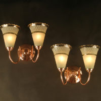 PAIRE D’APPLIQUES DOUBLES EN LAITON CUIVRÉ ET VERRE GRANITÉ DES ANNÉES 1940-1950