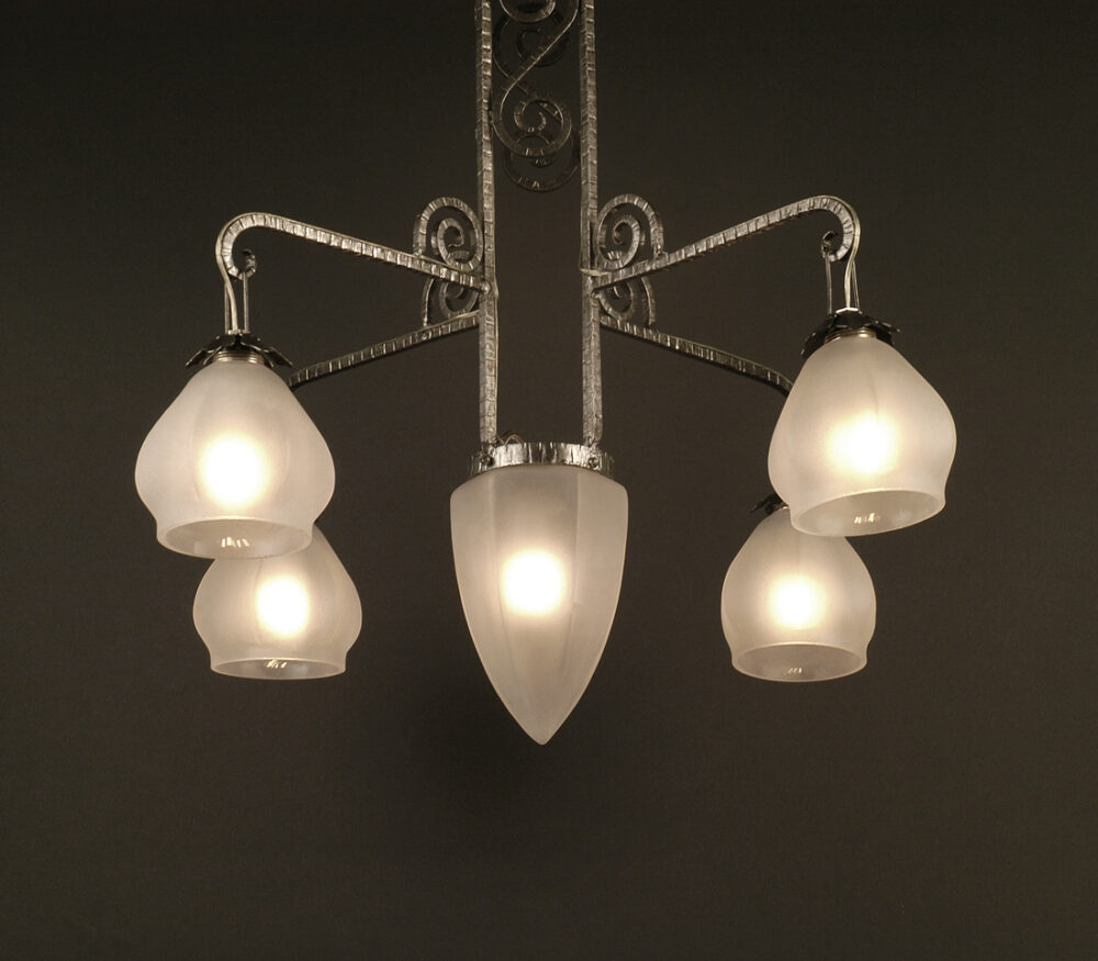 LUSTRE ART DÉCO FERRONNERIE D'ART ET VERRE MOULÉ DÉPOLI BLANC – Image 3