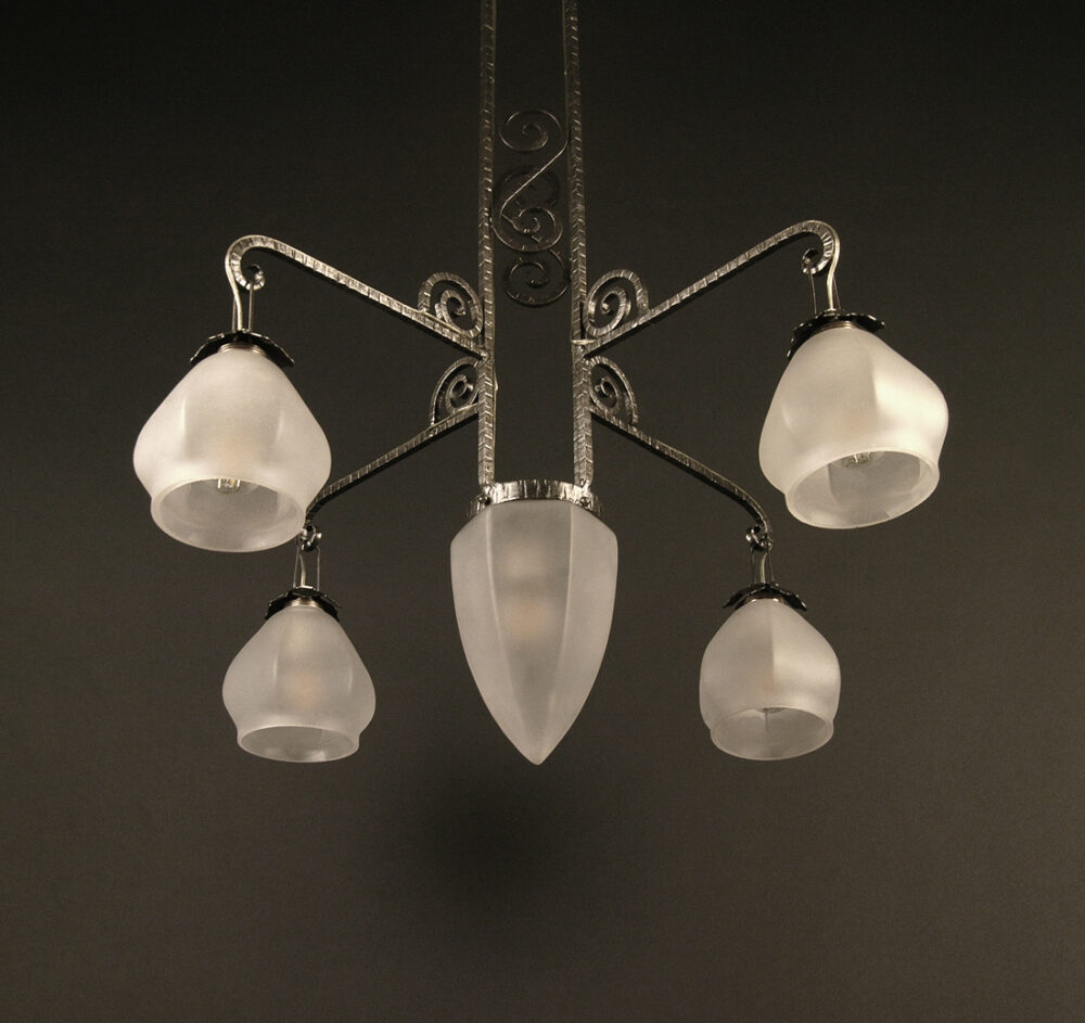 LUSTRE ART DÉCO FERRONNERIE D'ART ET VERRE MOULÉ DÉPOLI BLANC – Image 4