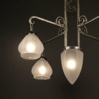 LUSTRE ART DÉCO FERRONNERIE D'ART ET VERRE MOULÉ DÉPOLI BLANC – Image 5