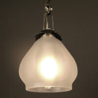 LUSTRE ART DÉCO FERRONNERIE D'ART ET VERRE MOULÉ DÉPOLI BLANC – Image 10