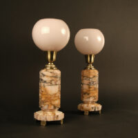 PAIRE DE LAMPES ART DÉCO MARBRE ROSE VEINÉ, BRONZE, LAITON ET VERRE MOULÉ OPALESCENT – Image 2