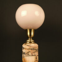 PAIRE DE LAMPES ART DÉCO MARBRE ROSE VEINÉ, BRONZE, LAITON ET VERRE MOULÉ OPALESCENT – Image 3
