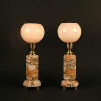 PAIRE DE LAMPES ART DÉCO MARBRE ROSE VEINÉ, BRONZE, LAITON ET VERRE MOULÉ OPALESCENT