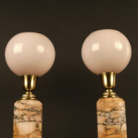 PAIRE DE LAMPES ART DÉCO MARBRE ROSE VEINÉ, BRONZE, LAITON ET VERRE MOULÉ OPALESCENT – Image 4