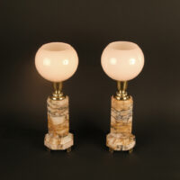 PAIRE DE LAMPES ART DÉCO MARBRE ROSE VEINÉ, BRONZE, LAITON ET VERRE MOULÉ OPALESCENT – Image 6