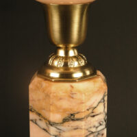 PAIRE DE LAMPES ART DÉCO MARBRE ROSE VEINÉ, BRONZE, LAITON ET VERRE MOULÉ OPALESCENT – Image 9