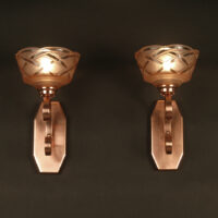 DEGUÉ, PAIRE D'APPLIQUES ART DÉCO CUIVRE PLEIN ET VERRE MOULÉ-PRESSÉ – Image 3