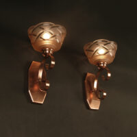 DEGUÉ, PAIRE D'APPLIQUES ART DÉCO CUIVRE PLEIN ET VERRE MOULÉ-PRESSÉ