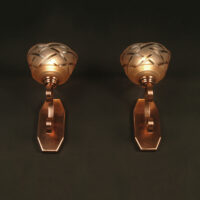 DEGUÉ, PAIRE D'APPLIQUES ART DÉCO CUIVRE PLEIN ET VERRE MOULÉ-PRESSÉ – Image 4