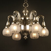 GRAND LUSTRE ART DÉCO EN LAITON EMBOUTI ARGENTÉ ET VERRE MOULÉ DÉPOLI BLANC – Image 2