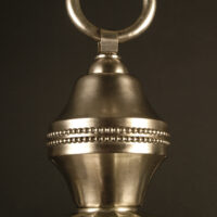 GRAND LUSTRE ART DÉCO EN LAITON EMBOUTI ARGENTÉ ET VERRE MOULÉ DÉPOLI BLANC – Image 11