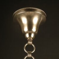 GRAND LUSTRE ART DÉCO EN LAITON EMBOUTI ARGENTÉ ET VERRE MOULÉ DÉPOLI BLANC – Image 13