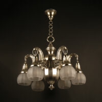 GRAND LUSTRE ART DÉCO EN LAITON EMBOUTI ARGENTÉ ET VERRE MOULÉ DÉPOLI BLANC – Image 3
