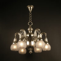 GRAND LUSTRE ART DÉCO EN LAITON EMBOUTI ARGENTÉ ET VERRE MOULÉ DÉPOLI BLANC
