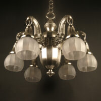 GRAND LUSTRE ART DÉCO EN LAITON EMBOUTI ARGENTÉ ET VERRE MOULÉ DÉPOLI BLANC – Image 4