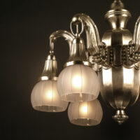 GRAND LUSTRE ART DÉCO EN LAITON EMBOUTI ARGENTÉ ET VERRE MOULÉ DÉPOLI BLANC – Image 5
