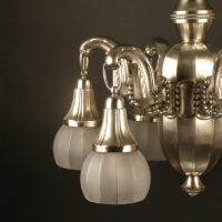 GRAND LUSTRE ART DÉCO EN LAITON EMBOUTI ARGENTÉ ET VERRE MOULÉ DÉPOLI BLANC – Image 6