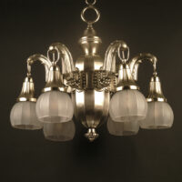 GRAND LUSTRE ART DÉCO EN LAITON EMBOUTI ARGENTÉ ET VERRE MOULÉ DÉPOLI BLANC – Image 7