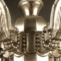 GRAND LUSTRE ART DÉCO EN LAITON EMBOUTI ARGENTÉ ET VERRE MOULÉ DÉPOLI BLANC – Image 9