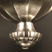 GRAND LUSTRE ART DÉCO EN LAITON EMBOUTI ARGENTÉ ET VERRE MOULÉ DÉPOLI BLANC – Image 10