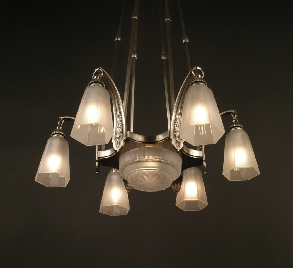 LUSTRE ART DÉCO LÉON HUGUE BRONZE ARGENTÉ ET VERRE MOULÉ-PRESSÉ DÉPOLI BLANC – Image 2