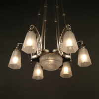 LUSTRE ART DÉCO LÉON HUGUE BRONZE ARGENTÉ ET VERRE MOULÉ-PRESSÉ DÉPOLI BLANC – Image 2