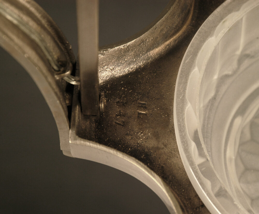LUSTRE ART DÉCO LÉON HUGUE BRONZE ARGENTÉ ET VERRE MOULÉ-PRESSÉ DÉPOLI BLANC – Image 13