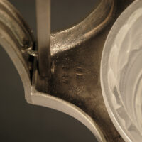 LUSTRE ART DÉCO LÉON HUGUE BRONZE ARGENTÉ ET VERRE MOULÉ-PRESSÉ DÉPOLI BLANC – Image 13