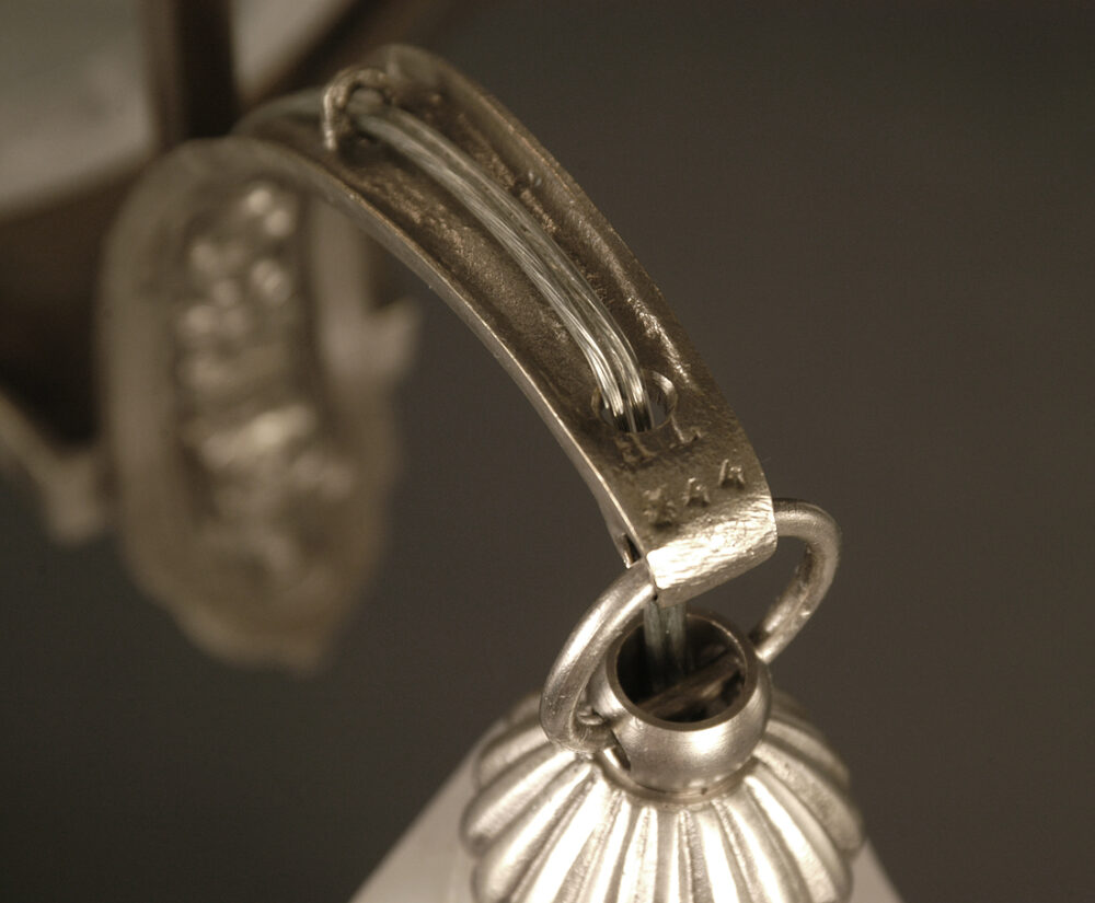 LUSTRE ART DÉCO LÉON HUGUE BRONZE ARGENTÉ ET VERRE MOULÉ-PRESSÉ DÉPOLI BLANC – Image 14