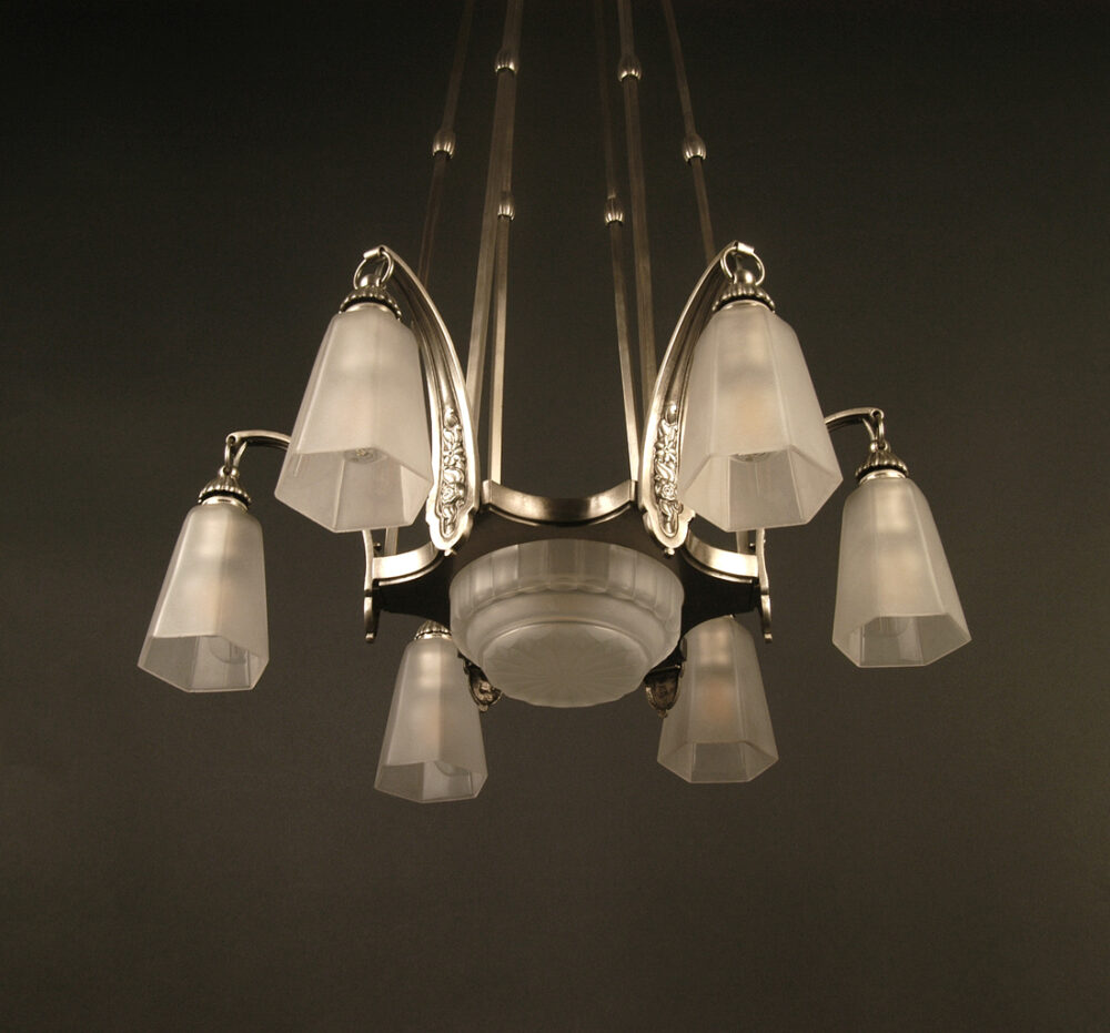 LUSTRE ART DÉCO LÉON HUGUE BRONZE ARGENTÉ ET VERRE MOULÉ-PRESSÉ DÉPOLI BLANC – Image 4