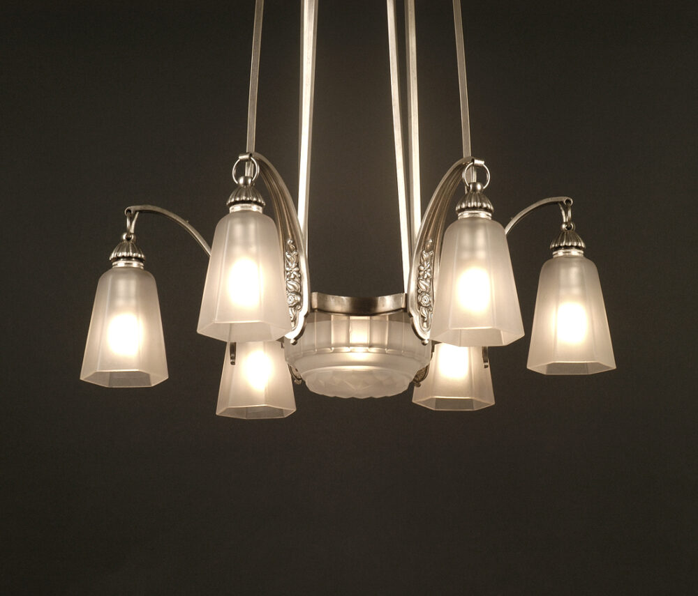 LUSTRE ART DÉCO LÉON HUGUE BRONZE ARGENTÉ ET VERRE MOULÉ-PRESSÉ DÉPOLI BLANC – Image 7