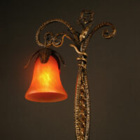 VICTOR ESPÉRANDIEU, GRANDE LAMPE FERRONNERIE D'ART ET PÂTE DE VERRE ROUGE TANGO – Image 2